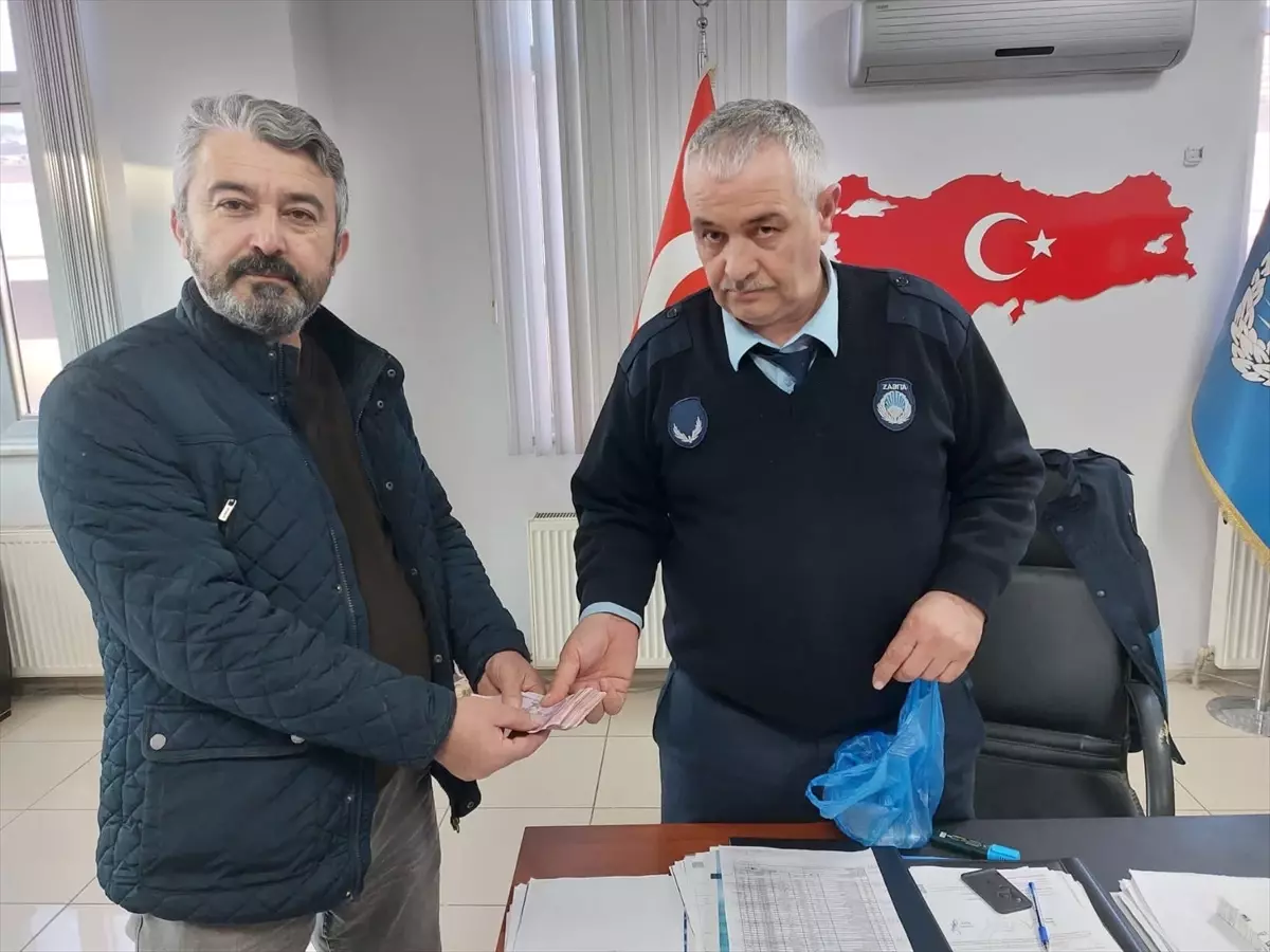 Yolda Bulunan 10 Bin Lira Sahibine Teslim Edildi