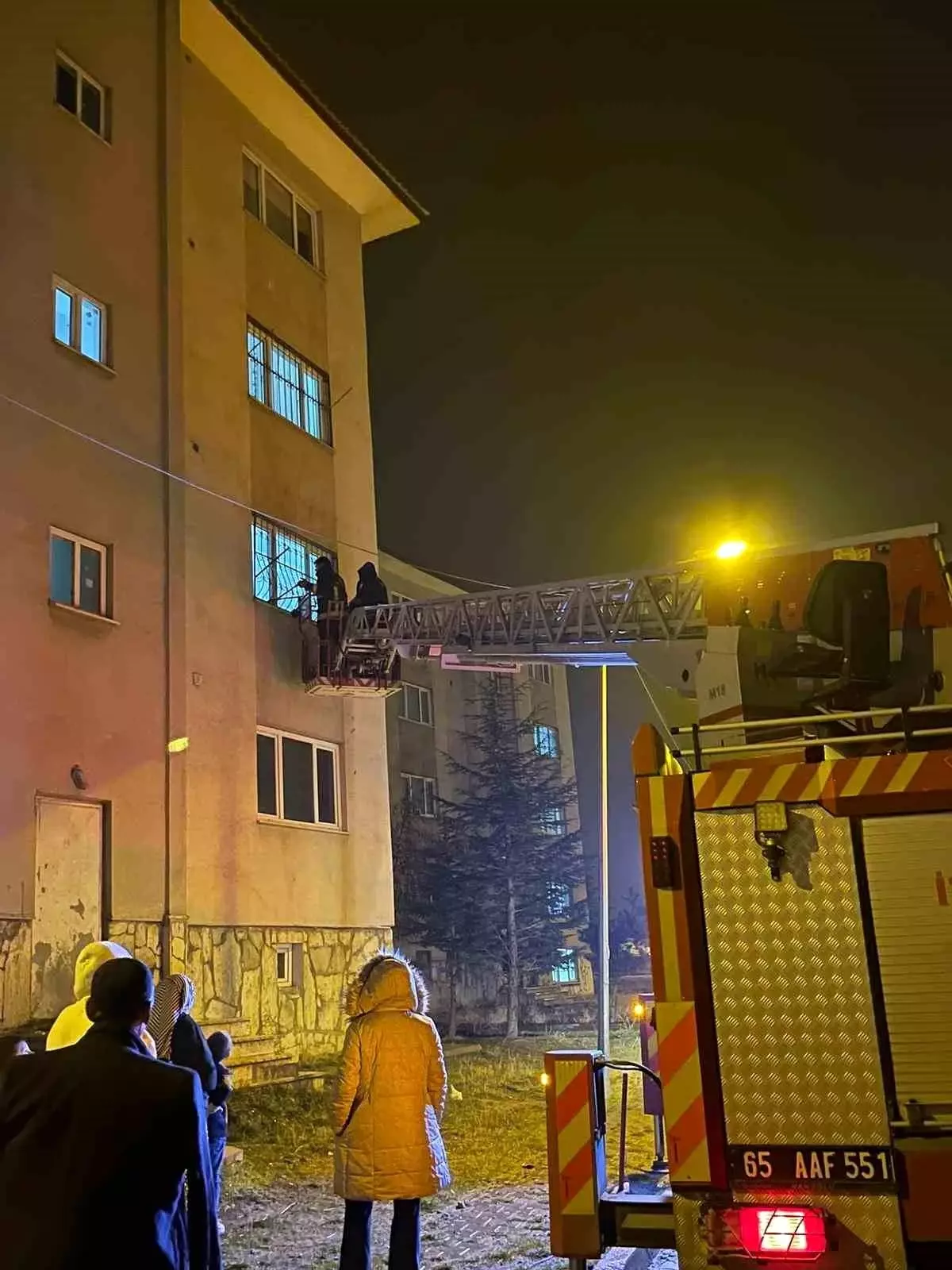 İpekyolu ilçesinde kilitli kalan çocuklar itfaiye tarafından kurtarıldı