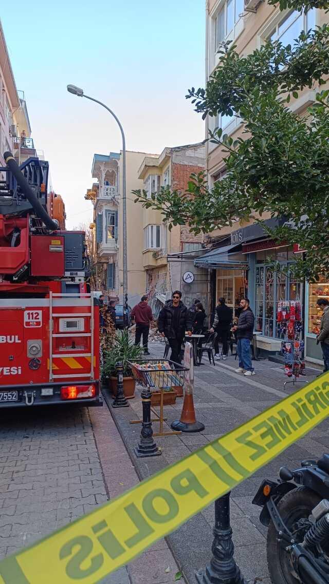 Kadıköy'de yıkım esnasında binada çökme meydana geldi! Enkaz altında kalan bir işçi yaralandı