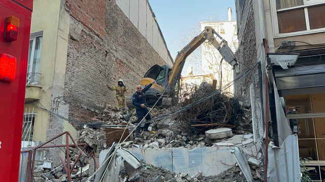 Kadıköy'de yıkım esnasında binada çökme meydana geldi! Enkaz altında kalan bir işçi yaralandı