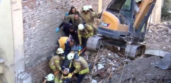 Kadıköy Caferağa'da binanın yıkımı sırasında işçi molozların altında kaldı