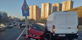 Maltepe'de Panelvan ile Otomobil Çarpıştı, Trafik Yoğunluğu Oluştu