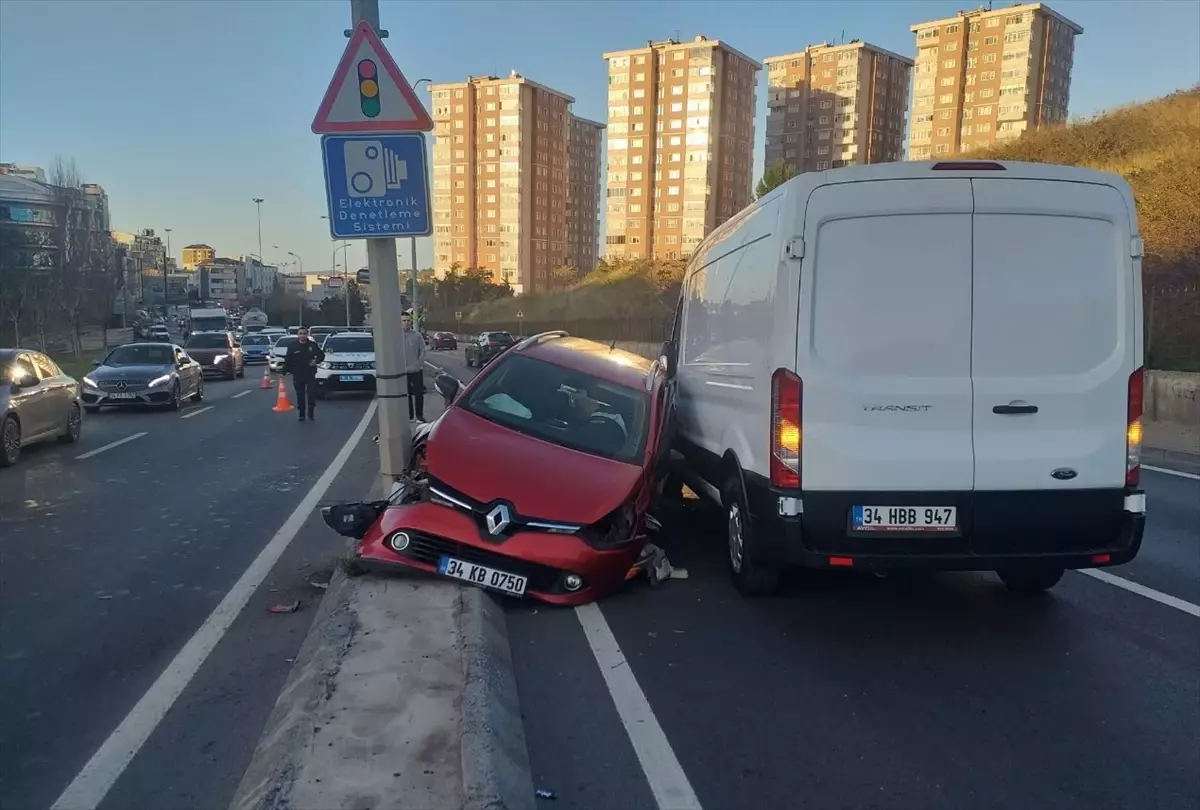 Maltepe'de Panelvan ile Otomobil Çarpıştı, Trafik Yoğunluğu Oluştu