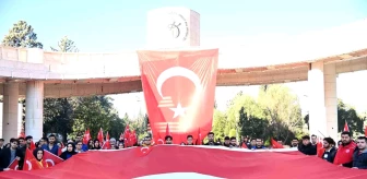 Osmaniye Korkut Ata Üniversitesi Öğrencileri Şehitler İçin Yürüyüş Düzenledi