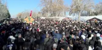 PKK'lı teröristlerin saldırısında şehit olan Piyade Sözleşmeli Er Emre Taşkın toprağa verildi