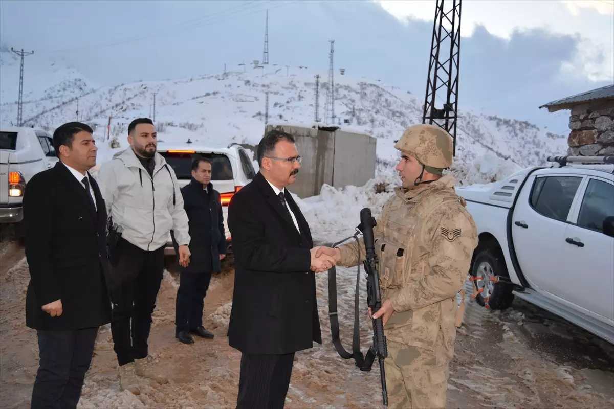 Hakkari Şemdinli Kaymakamı Ali Ekber Ateş, Üs Bölgesindeki Güvenlik Güçlerini Ziyaret Etti