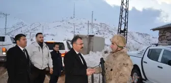 Hakkari Şemdinli Kaymakamı Ali Ekber Ateş, Üs Bölgesindeki Güvenlik Güçlerini Ziyaret Etti