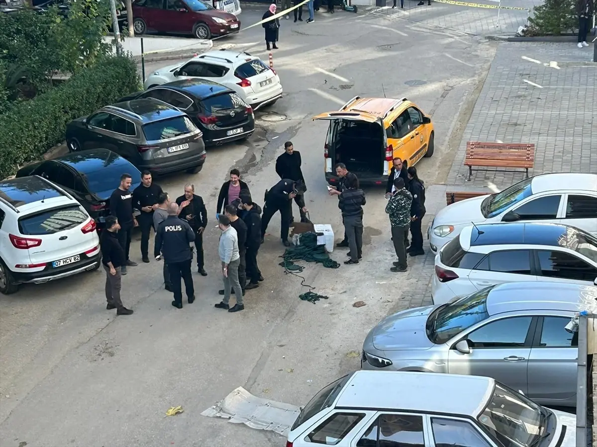 Adana'da şüpheli kutudan kurdele çıktı