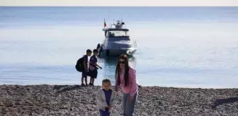 Antalya'da Sıcak Havayı Fırsat Bilenler Konyaaltı Sahili'ne Akın Etti