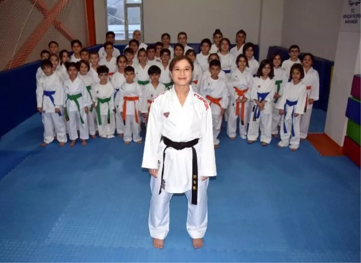 Karate Milli Sporcusu Ayşe Meryem Yazar, Öğrencilere Karate Öğretiyor