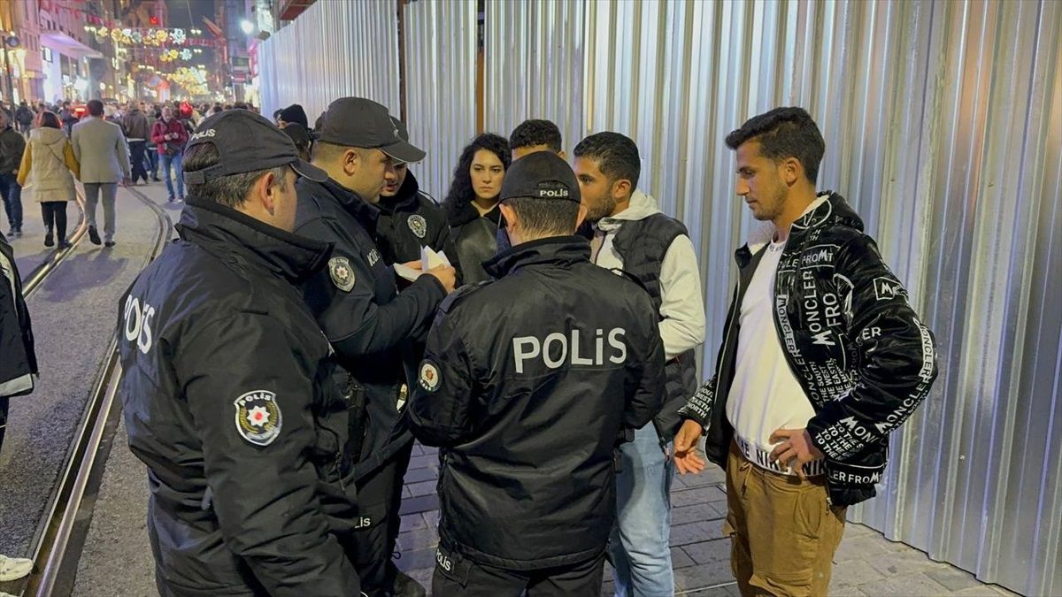 Beyoğlu'nda Helikopter Destekli Düzensiz Göçmen Denetimi