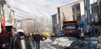 Bingöl'ün Karlıova ilçesinde kar nedeniyle kapanan mahalle ve köy yolları ulaşıma açıldı