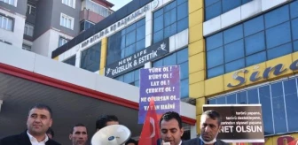 Bitlis'te Gaziler ve Şehit Aileleri Vakfı Üyeleri HDP İl Binası Önünde Basın Açıklaması Yaptı