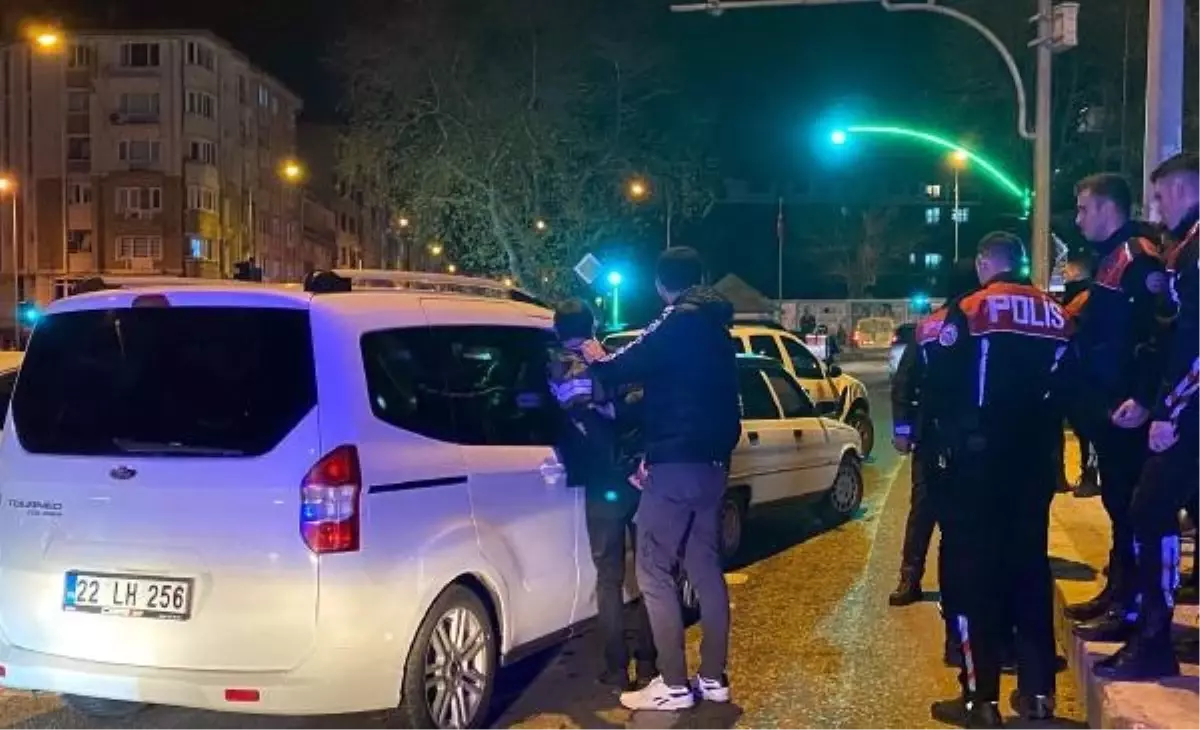Edirne'de alkollü sürücü polis aracına çarptı