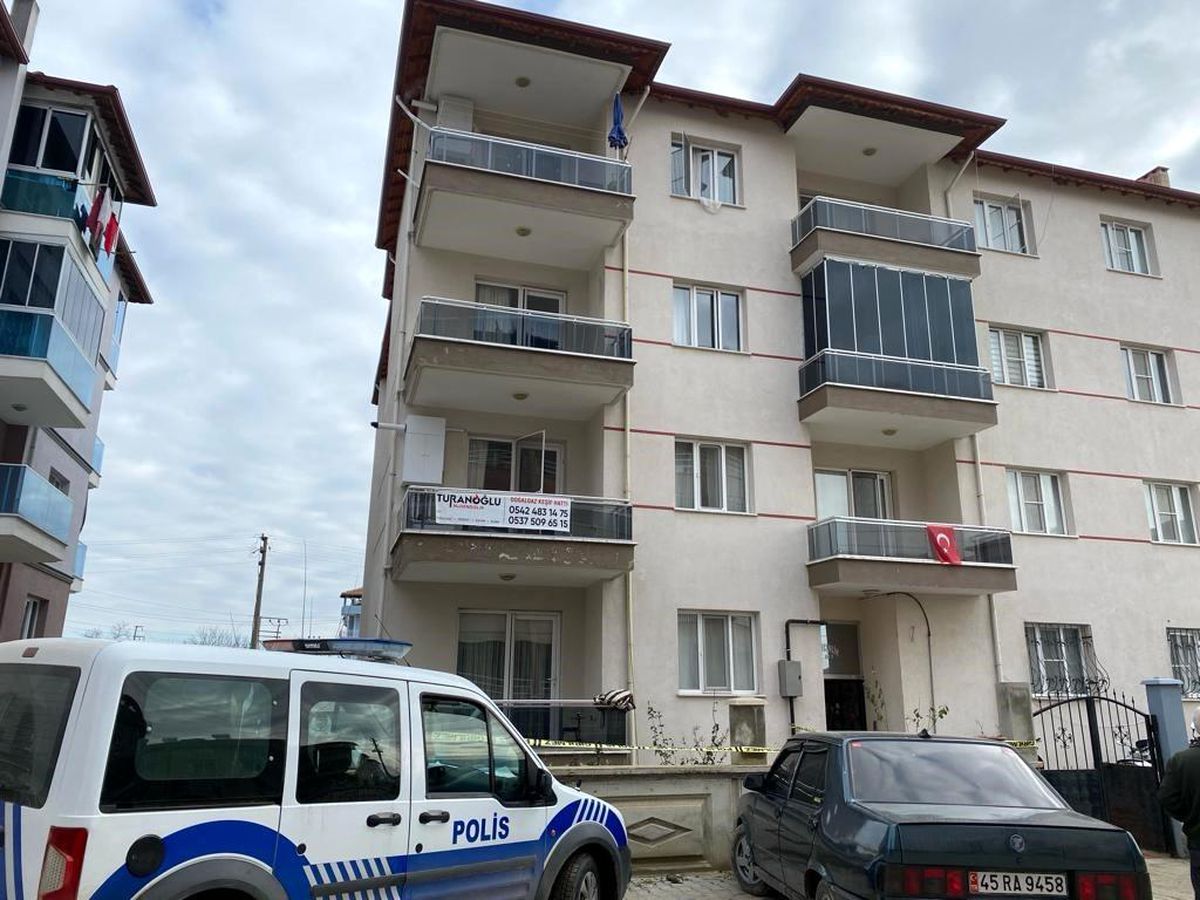 Manisa'da öğretmen evinin penceresinden düşerek hayatını kaybetti