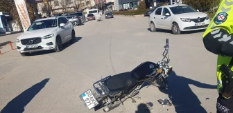 Amasya'da motosiklet ile otomobil çarpıştı, sürücü yaralandı