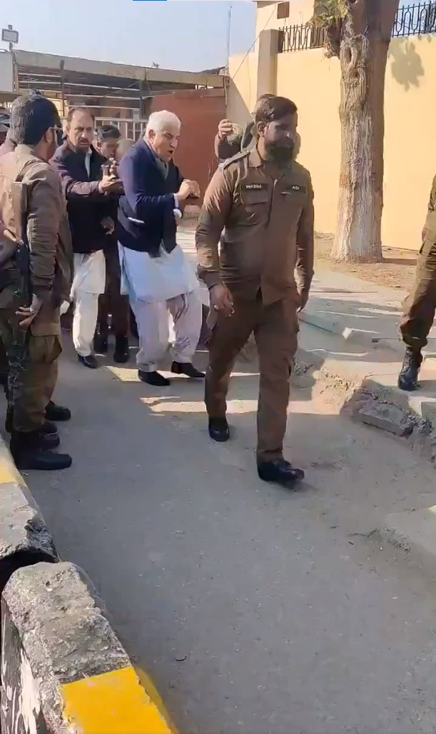 Pakistan'da tutuklanan eski Dışişleri Bakanı Kureyşi'yi polisler yaka paça götürdü
