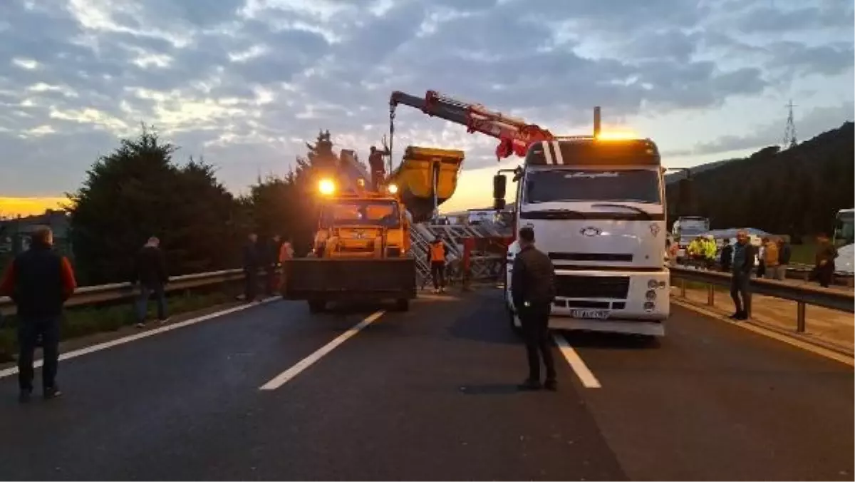 TEM Yolunda TIR'ın Damperi Elektronik Yol Tabelasına Çarptı
