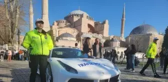 Suç Örgütlerinden El Konulan Ferrari Ayasofya Meydanı'nda Sergilendi