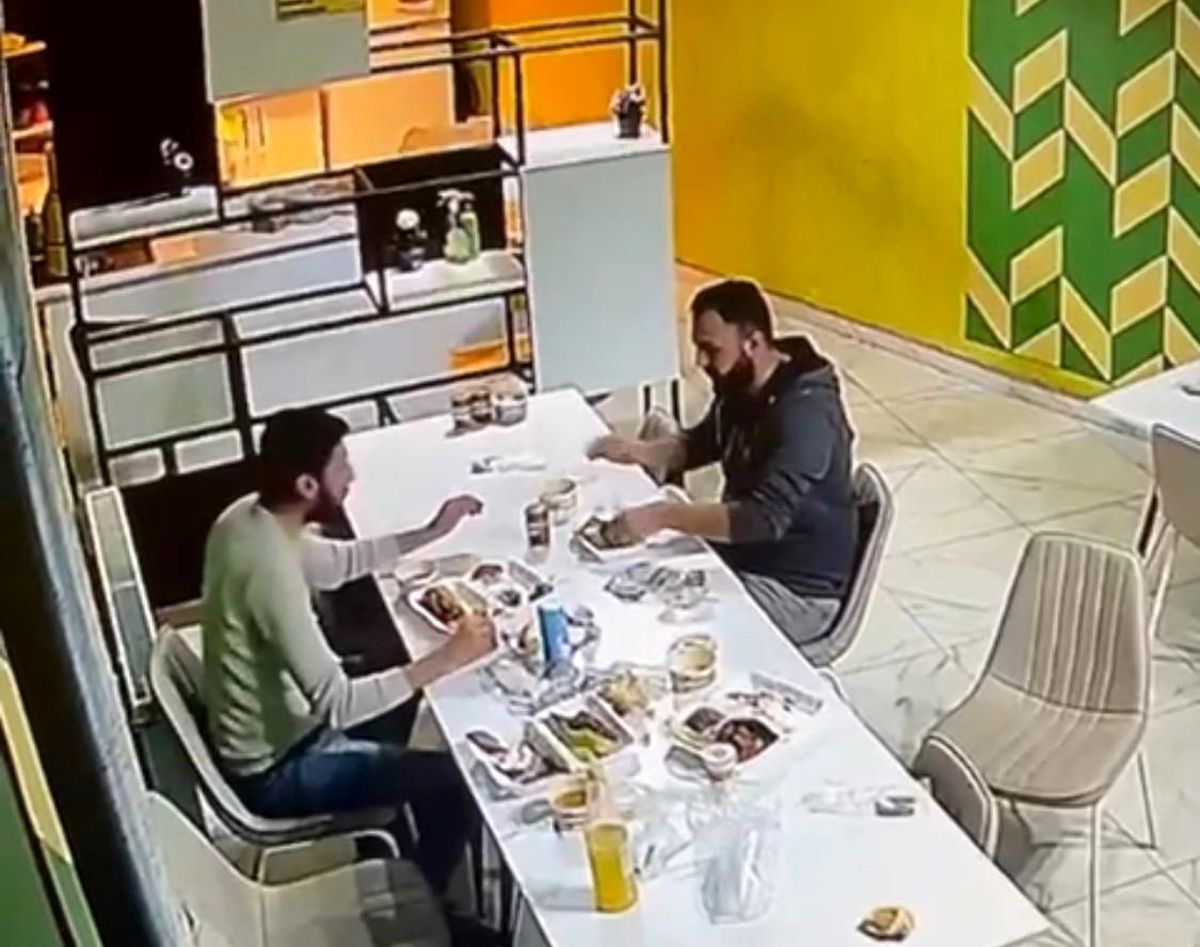 Malatya'da yaşanan deprem sırasında çalışanlar yemek yemeye devam etti