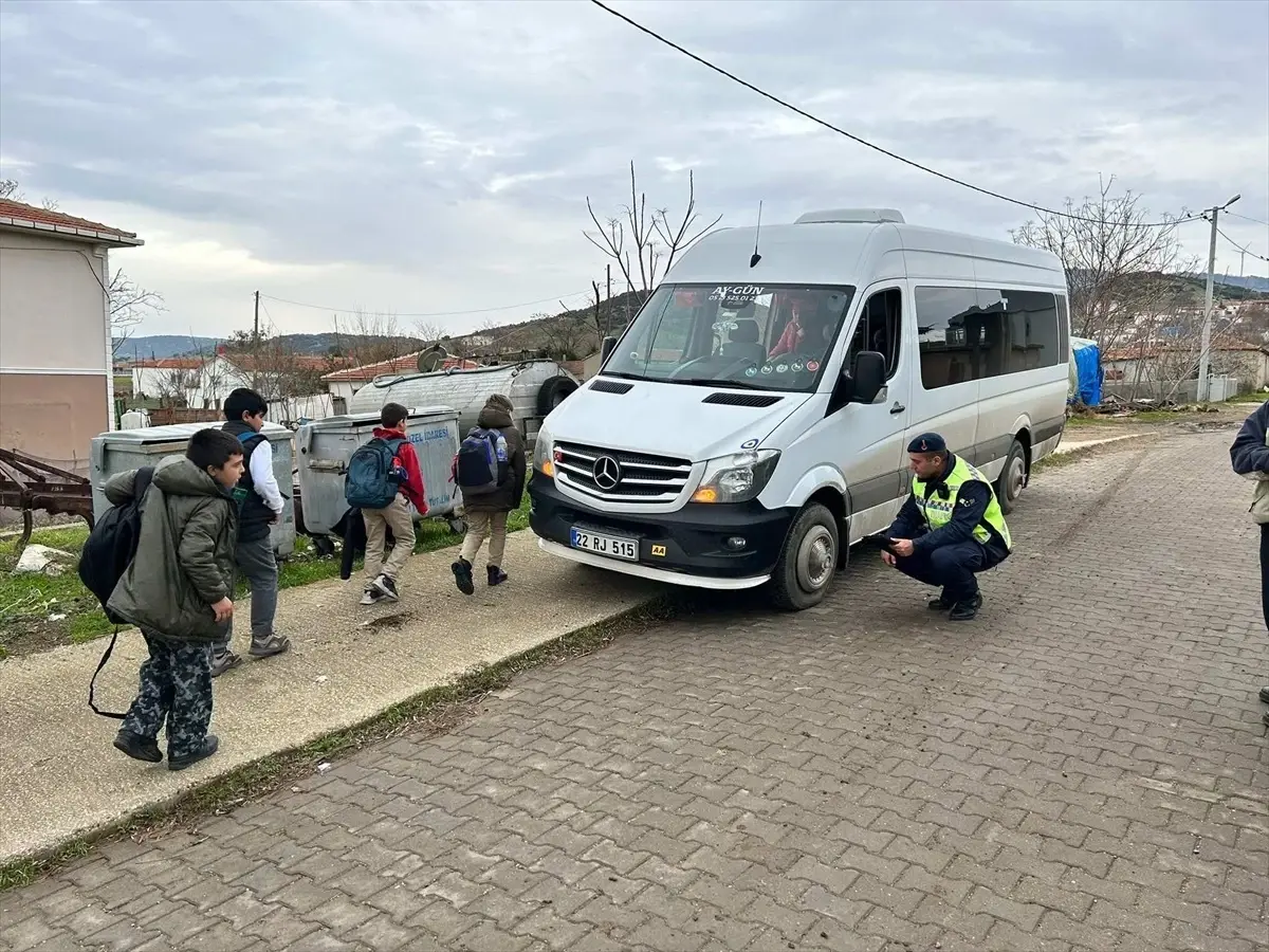 Edirne'de jandarma ekipleri bilgilendirme faaliyetlerini sürdürüyor