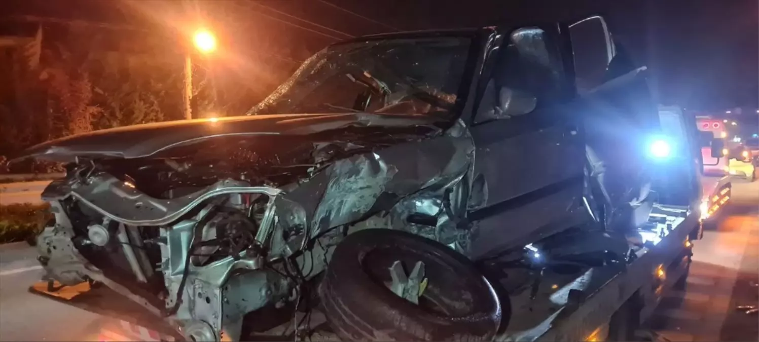 İznik'te Otomobil Elektrik Direğine Çarptı: Sürücü Yaralandı