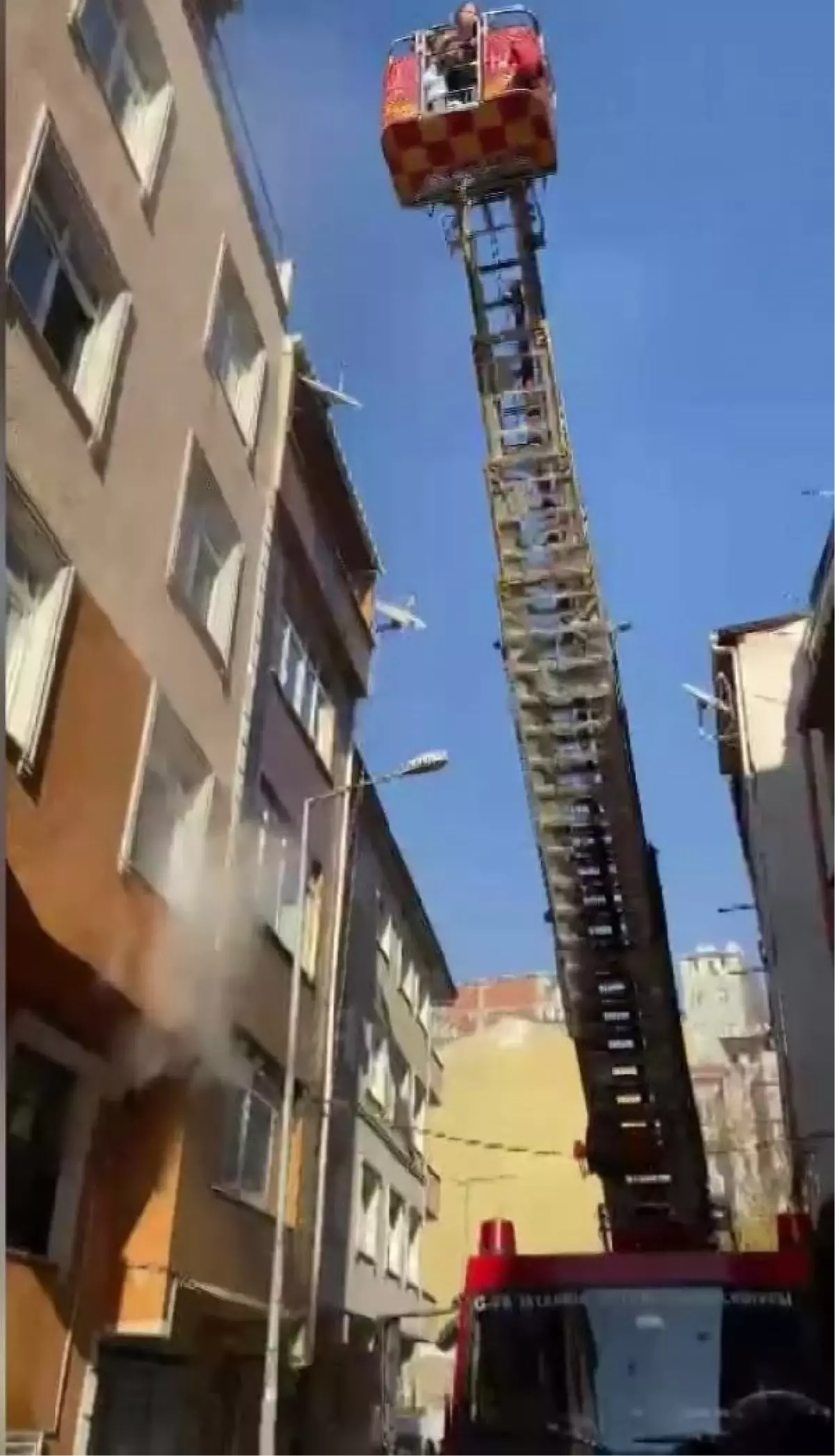 Kağıthane'de 4 Katlı Binada Yangın: Mahsur Kalanlar Kurtarıldı