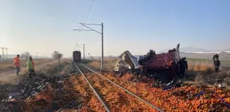 Kayseri'de narenciye yüklü tır demir yoluna devrildi