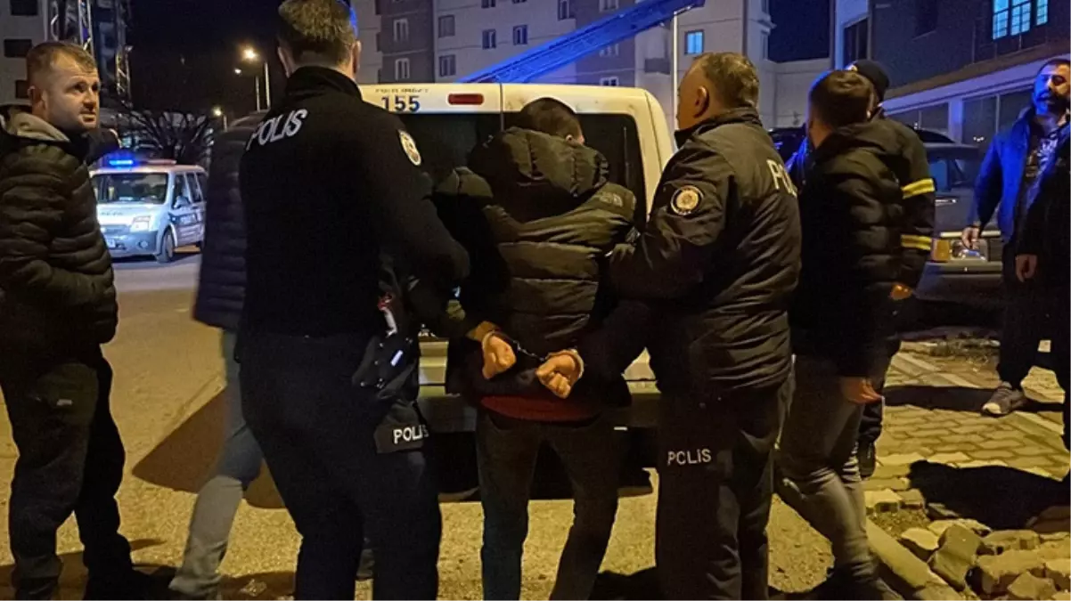 Kendini eve kilitleyip eşyaları ateşe veren genç, ailesinin para vaadiyle ikna edildi