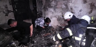 Edirne'de yangında kaybettikleri çocuklarının hatıralarını arayan aile
