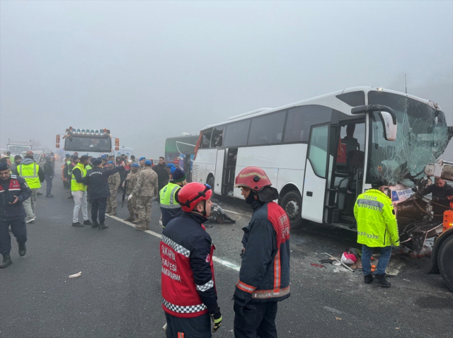 Kuzey Marmara otoyolunda 11 kişinin öldüğü zincirleme kazadan ilk görüntüler