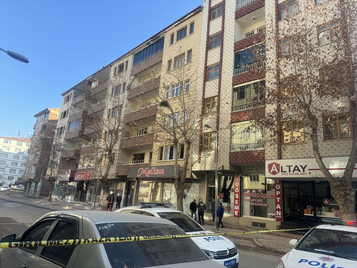 Malatya'da deprem sonrası yıkılma tehlikesi nedeniyle cadde trafiğe kapatıldı