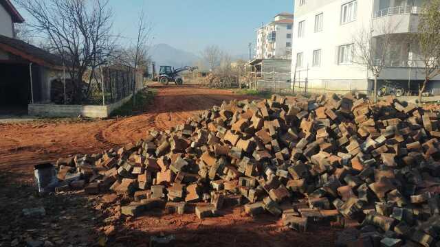 Osmancık'ta kaldırım taşları kepçe ile söküldü Osmancık'ta kaldırım taşları kepçe ile söküldü