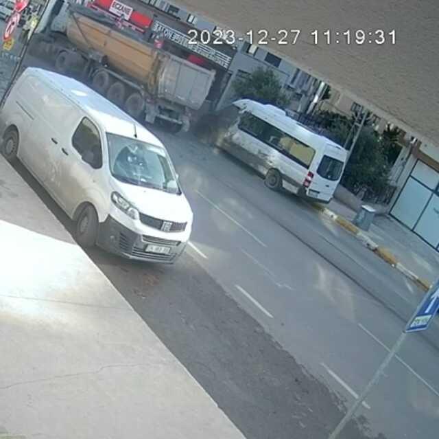 Pendik'te Hafriyat Kamyonu Beton Döktü, Şoför Kaçtı Pendik'te Hafriyat Kamyonu Beton Döktü, Şoför Kaçtı