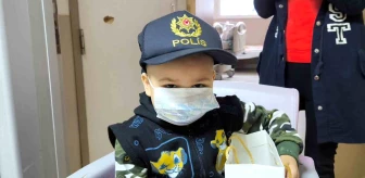 İzmir Polisi, Tedavi Gören Çocuğa Sürpriz Yaptı
