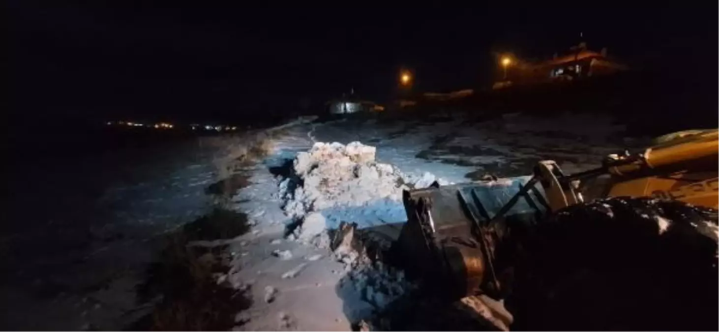 Van'ın Saray ilçesinde rüzgarın savurduğu kar yolları kapattı