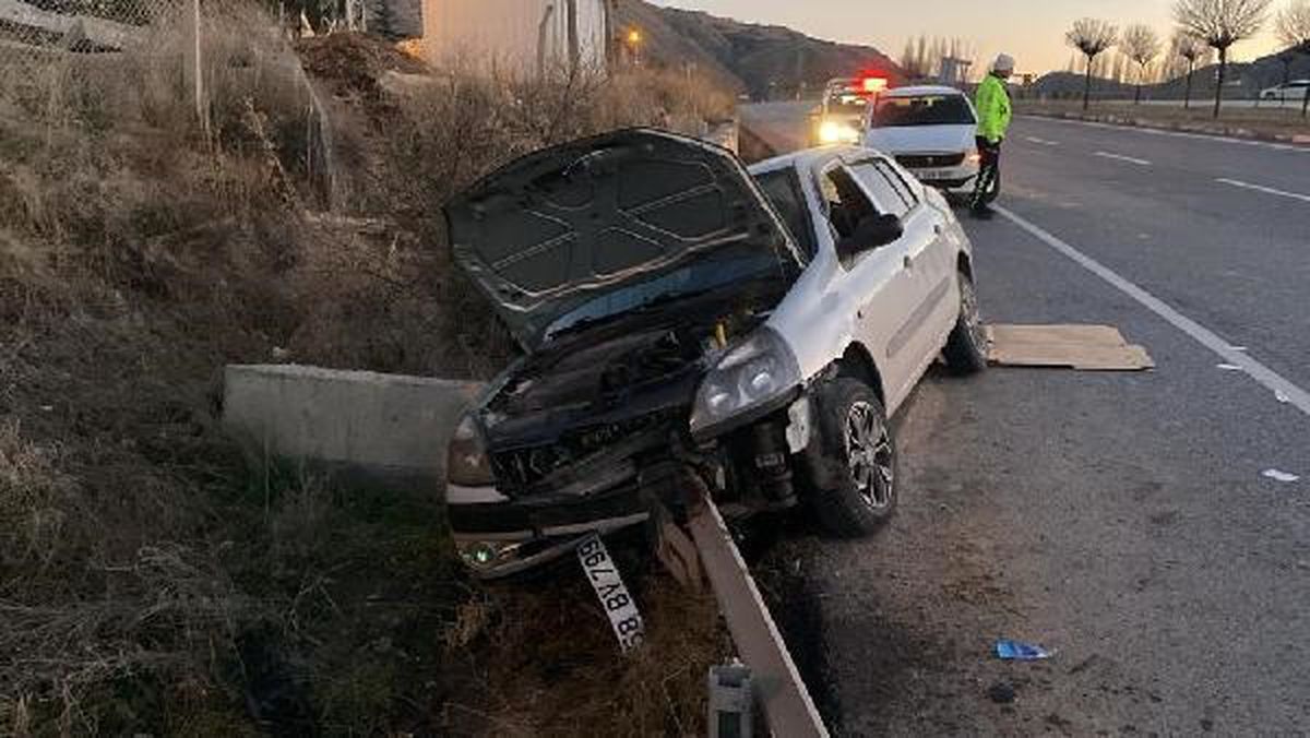 Sivas'ta Otomobil Kazası: 4 Kişi Yaralandı