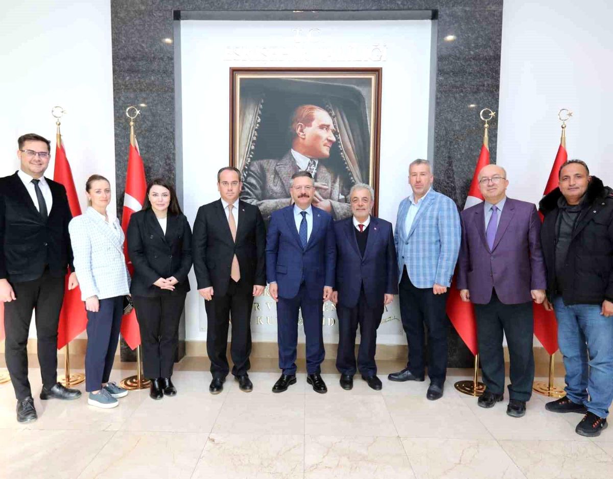 Türkiye Beyazay Derneği Eskişehir Şubesi Vali Aksoy'u ziyaret etti