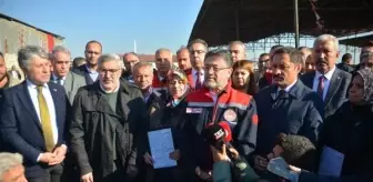 Bakan Yumaklı, depremde hayvanlarını kaybeden üreticilere büyükbaş hayvan dağıttı