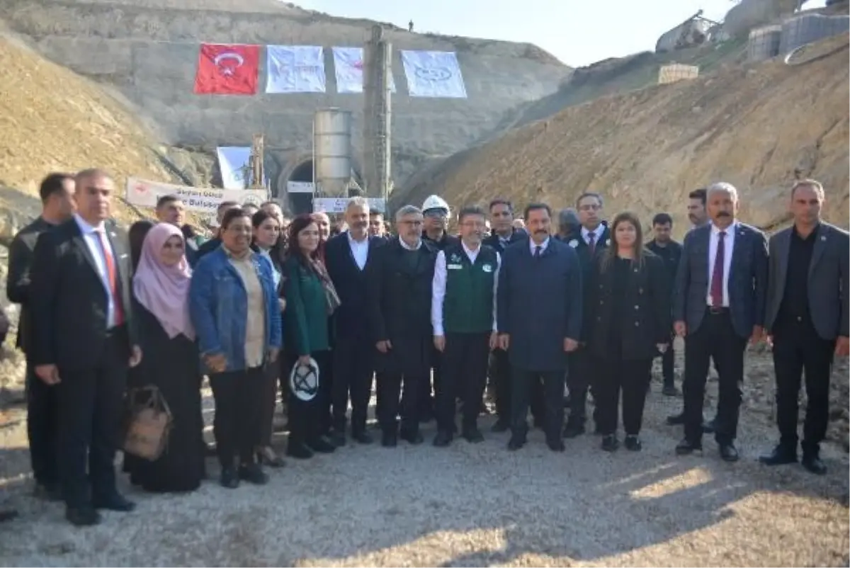 Tarım ve Orman Bakanı İbrahim Yumaklı, Karasu Regülatörü ve Derivasyon Kanalı inşaatında incelemelerde bulundu