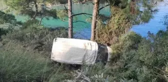 Minibüs, denize düşmekten çam ağacı sayesinde kurtuldu