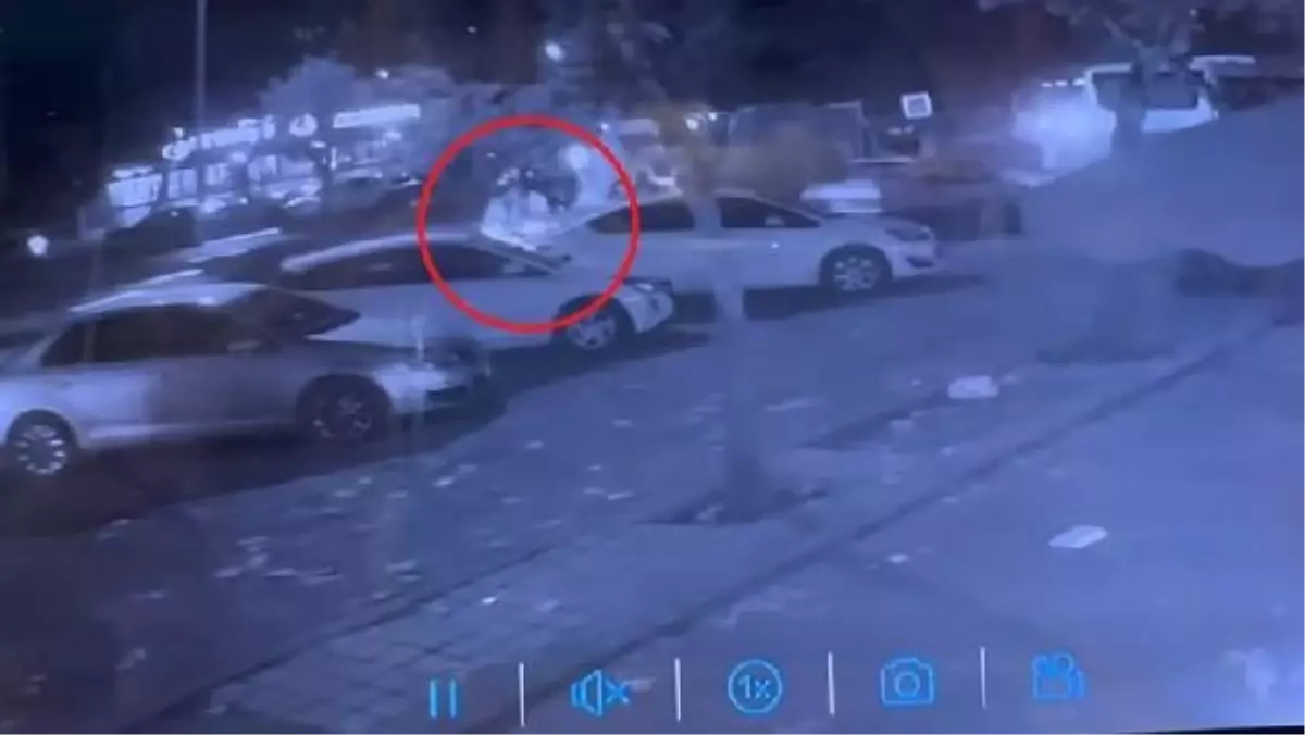 Diyarbakır'da temizlik işçisi çöp kamyonuna çarpan taksinin altında kalarak hayatını kaybetti