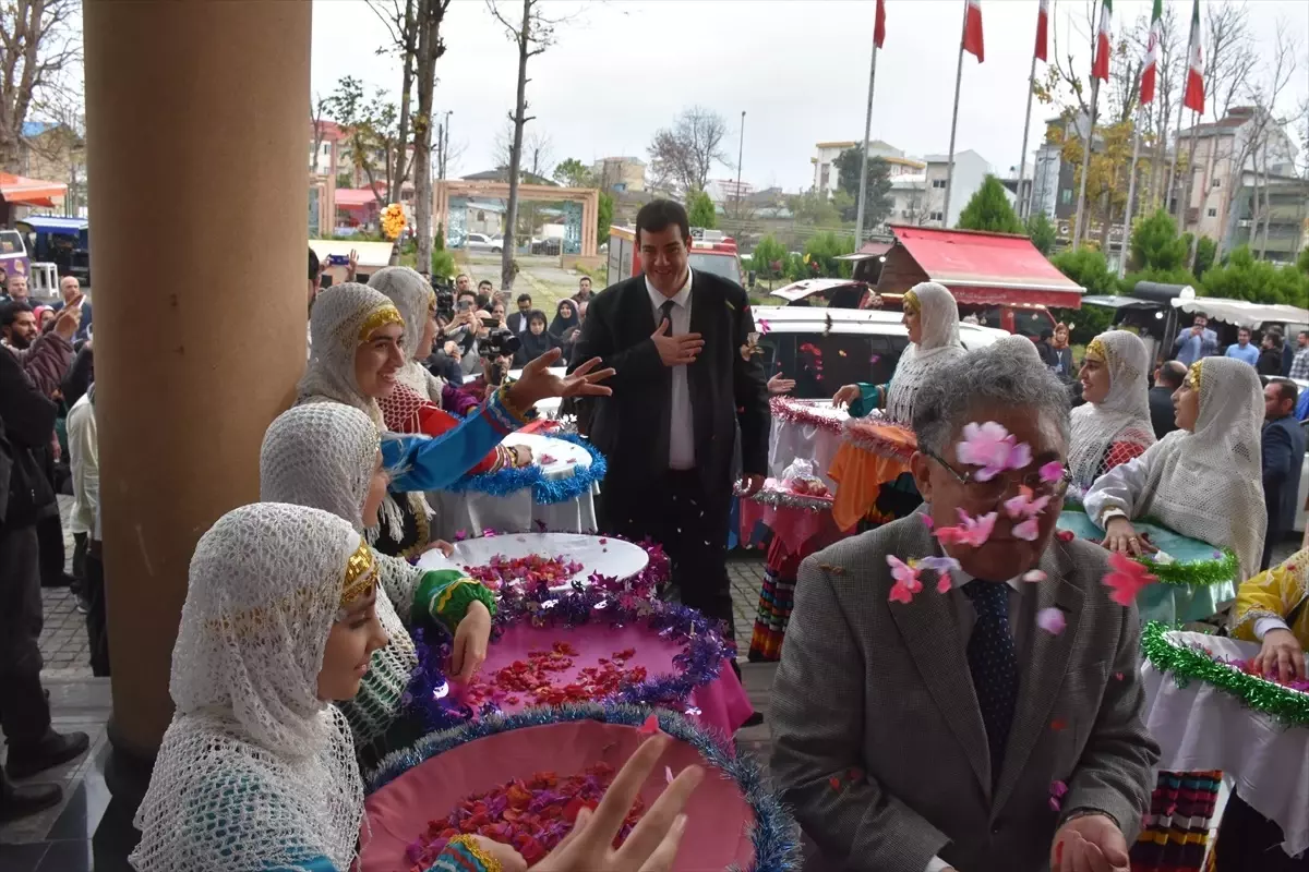 İran'da düzenlenen yemek festivalinde yöresel lezzetler sergilendi