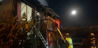 Kastamonu'da çıkan yangında 2 ev ve bir araç kullanılamaz hale geldi