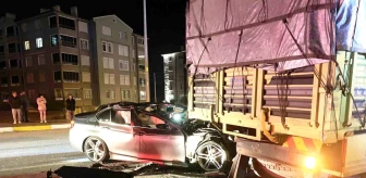 Konya'da park halindeki kamyona çarpan otomobilde 2 kişi yaralandı