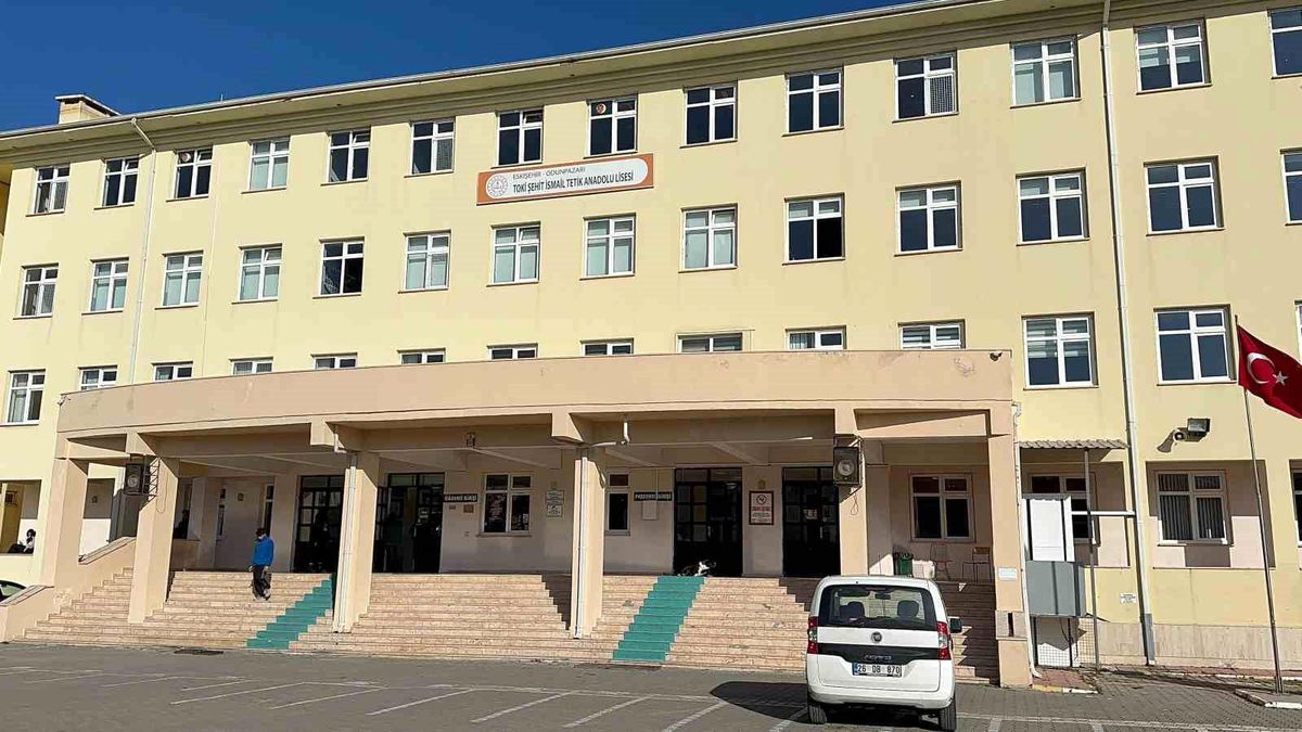 Eskişehir'de Lise Öğrencisi Okuldan İzinsiz Çıkmak İsterken Yaralandı