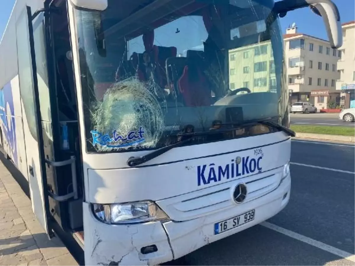 Düzce'de Kırmızı Işık İhlali Yapan Otobüs, Motosikletli Kuryeyi Çarptı: 1 Ölü