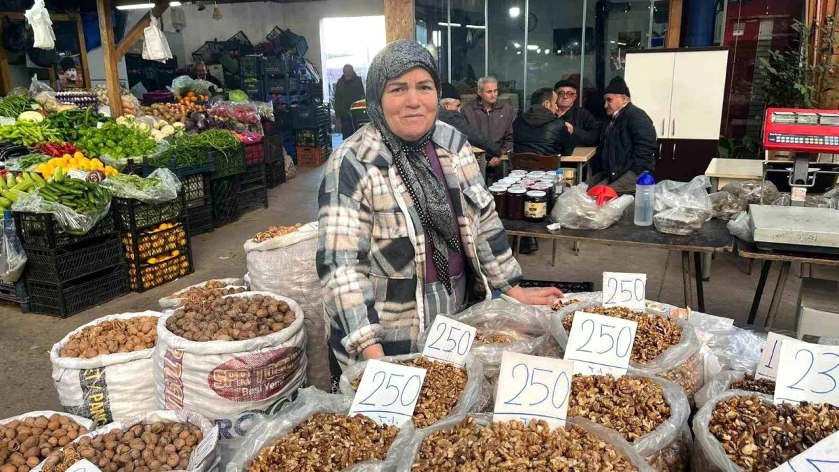 Sinop'ta ayıklanmış Erfelek cevizinin kilosu 250 TL'den satılıyor
