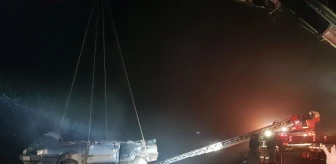 Balıkesir'de köprüden aşağı devrilen otomobilde 2 kişi öldü