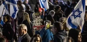 Netanyahu'nun istifasını isteyen binlerce İsrailli, Tel Aviv sokaklarına indi
